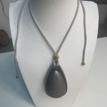 3～5年の耐用年数、21時間のバッテリー寿命、74gの総重量の軽量ウェアラブル空気清浄機